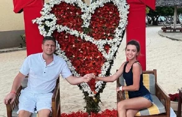 Цікавий збіг: “дівчина з собачкою” з Уханя та голова ДМС - серед застряглих на Занзібарі