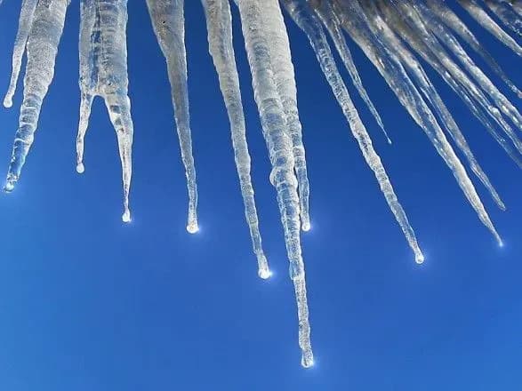 За неприбраний сніг та бурульки у столиці оштрафували близько 50 підприємців