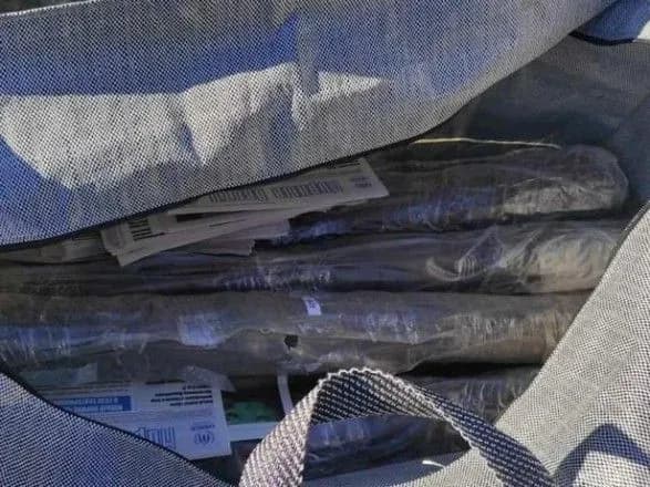 З окупованої Луганщини намагались за хабар вивезти 800 клинків для фехтувальних рапір