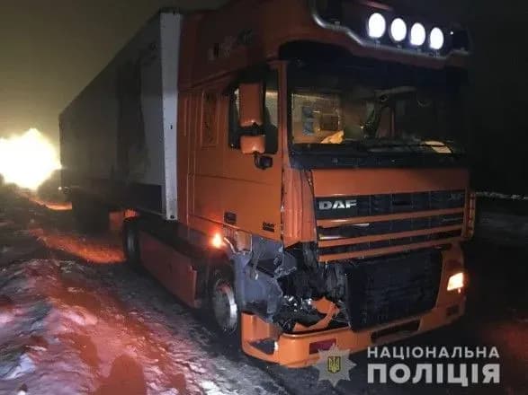 Йшов посеред траси: вантажівка на смерть переїхала хлопця