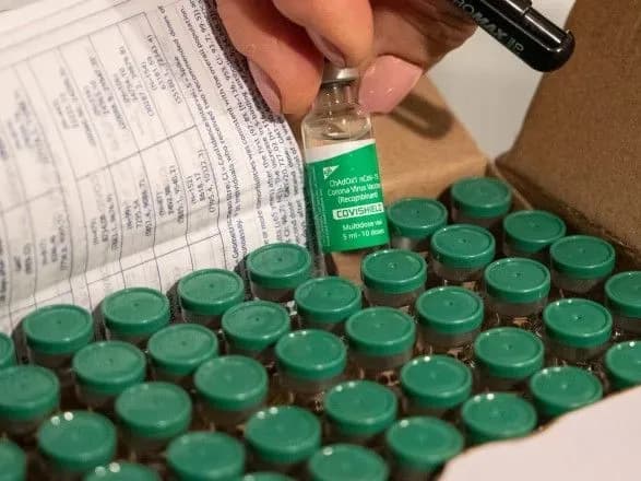 У Києві стартувала вакцинація від COVID-19: першим прищепили завідувача відділення Олександрівської лікарні