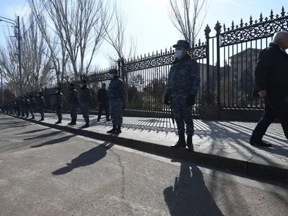 Ситуація у Вірменії: у президента республіки спростували, що він відмовився підтримати звільнення генерала