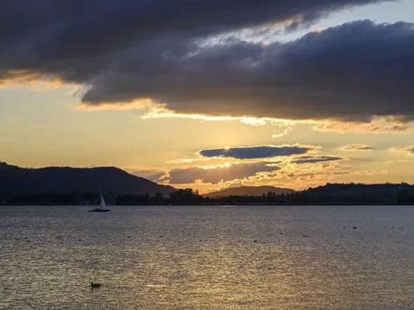 У Швейцарії літак впав в озеро: пілот катапультувався