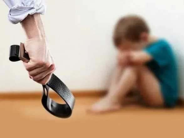 Бив та позбавляв їжі 7-річного пасинка: чоловіку заочно повідомили підозру у катуванні