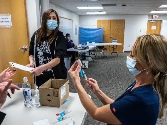 Головний епідеміолог США застеріг від відмови від другого щеплення проти COVID-19