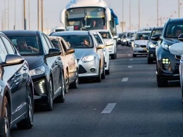 Зранку у Києві "стоять" усі мости