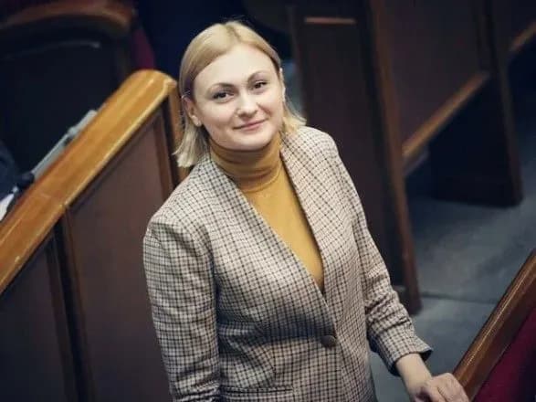Без офіційного корпоративу, але з квітами: як "слуги" вітали жінок з 8 березня