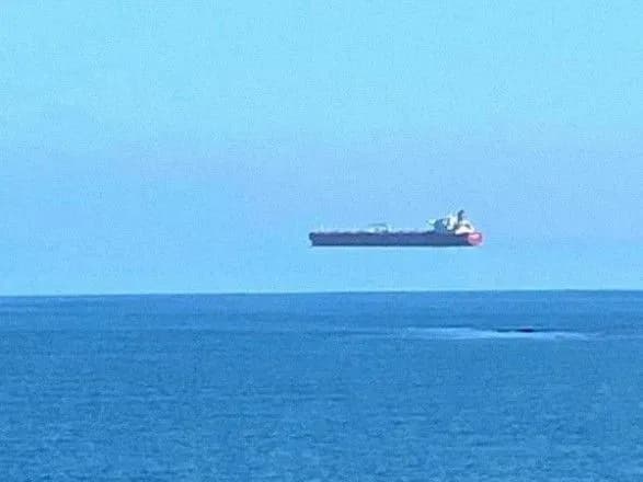 "Корабли летают": в Англии сфотографировали судно, будто висящее в небе