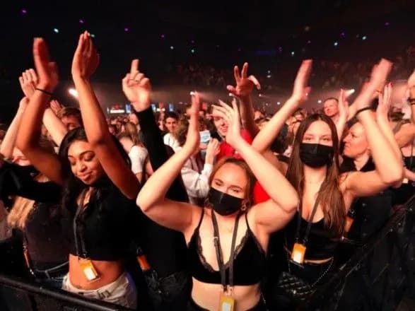 В Амстердамі влаштували вечірку для 1,3 тис. людей задля експерименту з поширенням коронавірусу