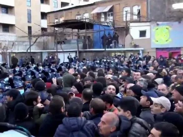 В Єревані мітингувальники оточили будівлю парламенту, почалася бійка з поліцією