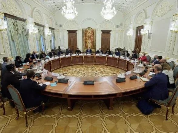 У Зеленського заявили, що Україні на вирішення ключових питань з МВФ потрібні місяці