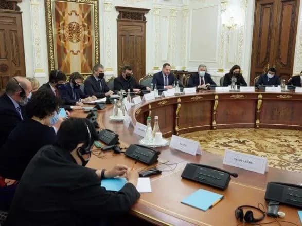 У Зеленского состоялась первая встреча в расширенном составе с послами G20: детали