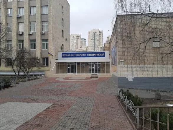 У подарунок на 8 березня – туалет: в університеті Києва урочисто відкрили жіночу вбиральню