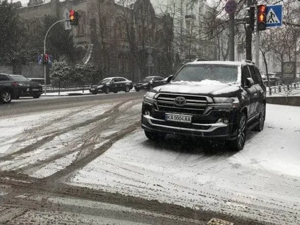 “Припаркувався як нардеп”: Давид Арахамія залишив своє авто прямо на пішохідному переході