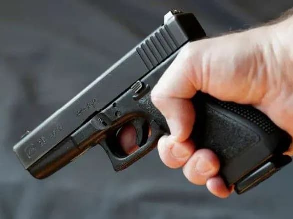 Чоловік погрожував пістолетом жінці, до якої прийшов на побачення