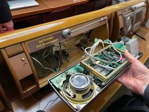 Не витримав тисяч поправок: у залі ВР загорівся пульт для голосування