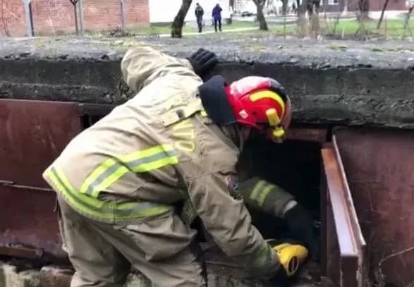 Провела без движения почти сутки: в Калуше женщина застряла в коллекторе теплотрассы