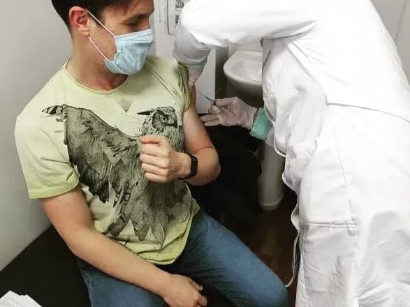 Треш із ковідом не зупиниться, поки ми його не зупинимо: відомий письменник розповів про своє щеплення