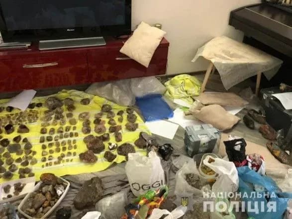 Провели 15 обшуків у двох областях: вилучили понад 10 тонн дорогоцінного каміння і викрили "схему"