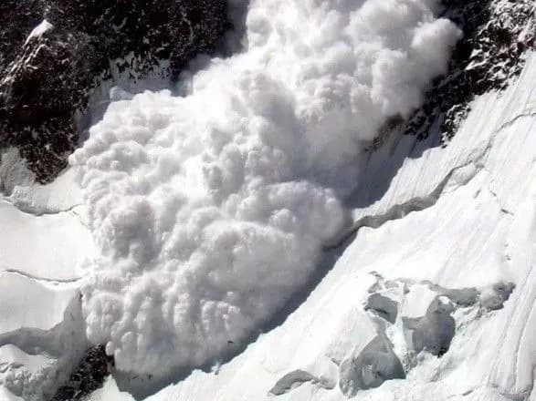 В России сошла лавина: под завалами могут находиться 15 человек