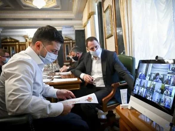 Відповідальність за наслідки вакцинації та зміни до плану щеплень обговорили на нараді у Зеленського