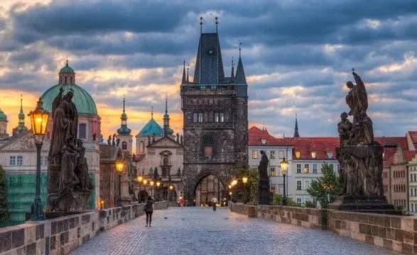 Мерія Праги орендувала розкішний готель для хворих на COVID-19 безхатченків