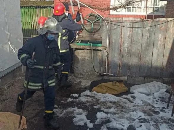 На Чернігівщині з колодязя дістали тіло пенсіонерки