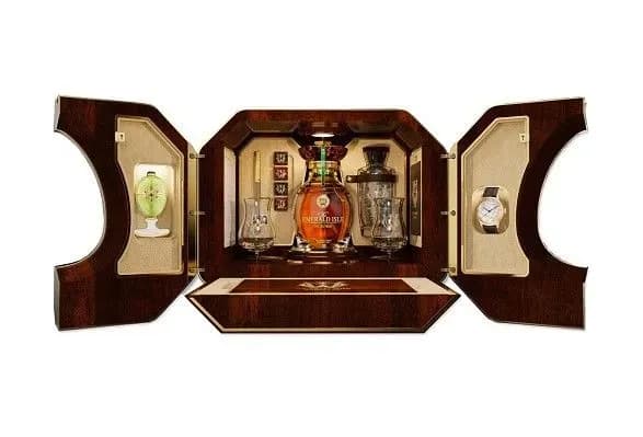 Рекордна сума за продаж рідкісного віскі з яйцем Фаберже у комплекті пішла на доброчинність