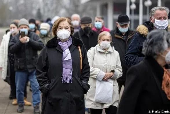 Сербія почала вакцинацію іноземців: тисячі охочих з'їхалися до Белграда