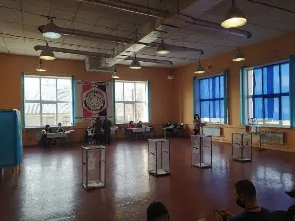 В ЦВК заявили, що вибори на двох округах відбуваються у штатному режимі. Спостерігачі помітили нестачу скриньок