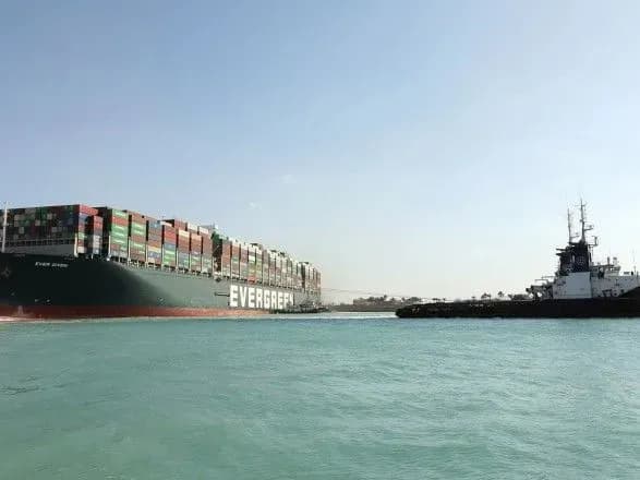 Судно Ever Given, яке зняли з мілини, знову розвернуло вітром у Суецькому каналі - Reuters