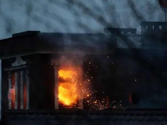 Стрілянина і вогнемети: в РФ кілька годин штурмують будинок підозрюваного в незаконному обороті зброї