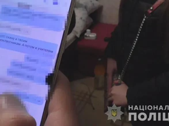 В Одессе мужчина почти два года насиловал и запугивал несовершеннолетнюю девочку