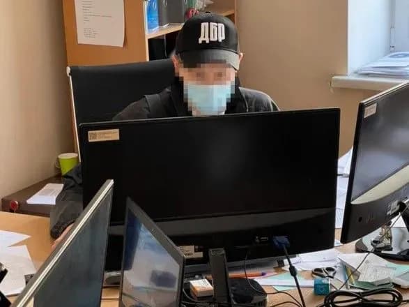 Незаконне заволодіння понад 400 тис. доларів: ДБР провело низку обшуків у керівництва АРМА