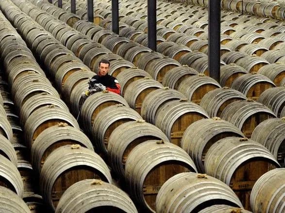 Шукали філософський камінь, а винайшли коньяк: 1 квітня святкують день народження напою