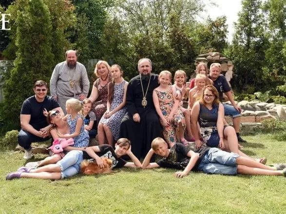 У ПЦУ пообіцяли допомогти родині, в якій від коронавірусу померли батьки 13 дітей