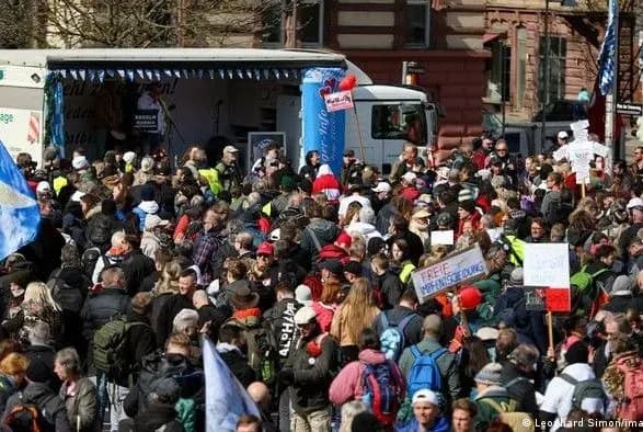 У Штутгарті тисячі людей вийшли на антикарантинний протест
