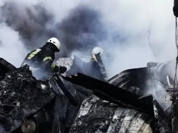 Під Києвом загорілись гаражі з газовими балонами всередині