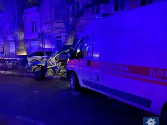В Одесі легковик зіткнувся зі “швидкою”, є постраждалий