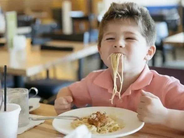 Зменшили кількість цукру та заборонили сосиски: в Україні затвердили нові норми шкільного харчування