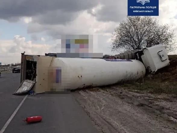 На Броварській окружній перекинулася вантажівка з рідким киснем