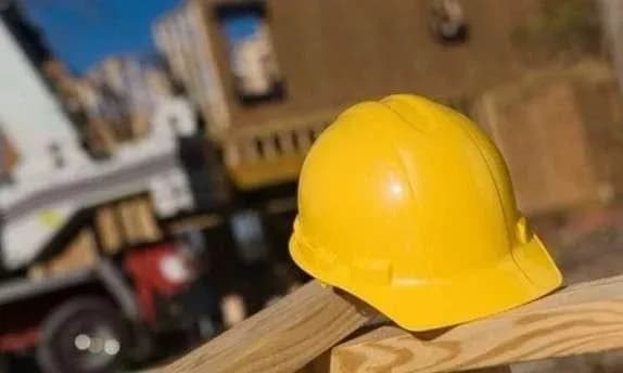 Рабочий упал в шахту на строительстве и погиб: двум чиновникам сообщено подозрение