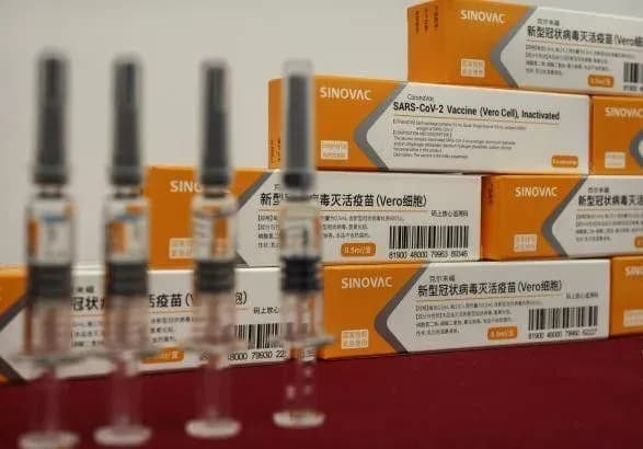 Турецьке дослідження: CoronaVac ефективніша у 2 дозах і майже не має “побочки”