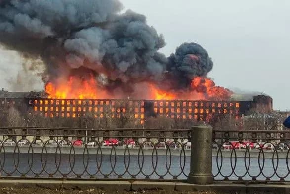 У Санкт-Петербурзі другий день горить історична будівля