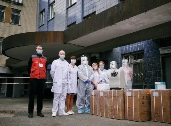 Нова пошта передала ще 143 кисневих концентратори для сільських та районних лікарень країни