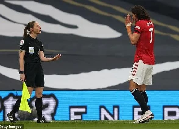 Іранське державне телебачення більше ста разів припиняло трансляцію матчу через ноги асистентки рефері