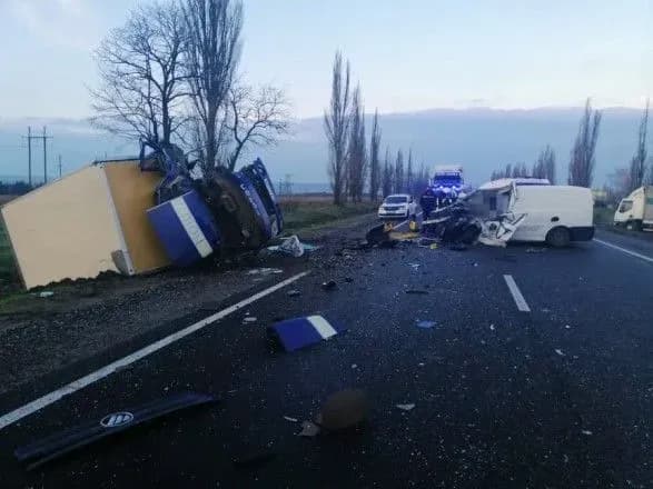 Вантажівка пошти перекинулася від зіткнення з мікроавтобусом, є жертва