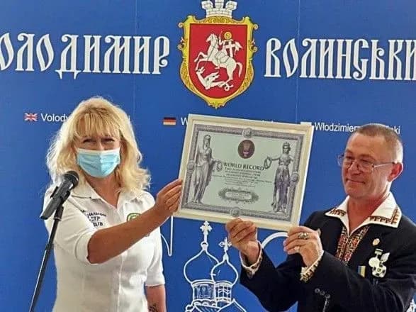 Побив два світові рекорди: волинянин просверлив у яйці понад 50 тисяч отворів