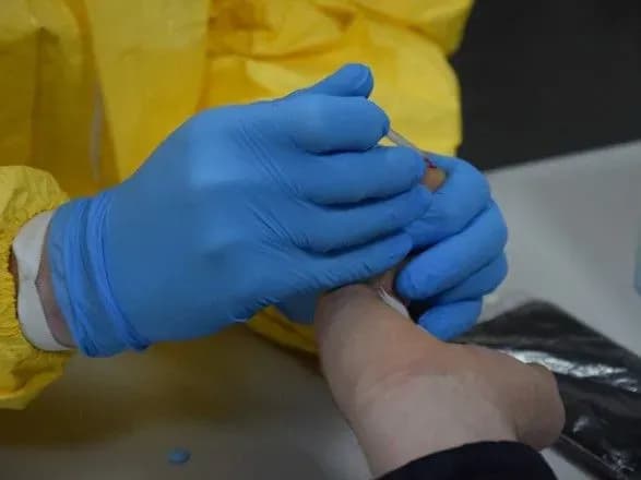 Без масок, але з тестами на COVID-19: у Британії влаштовують концерт на 5 тисяч осіб