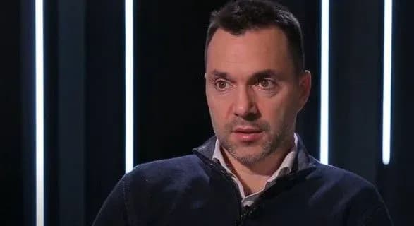 Арестович предположил, когда эскалация конфликта на Донбассе может пойти на спад